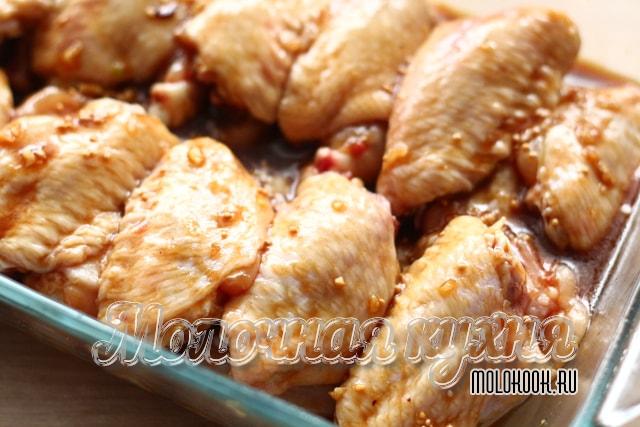 Крылышки разложены по жароупорной форме