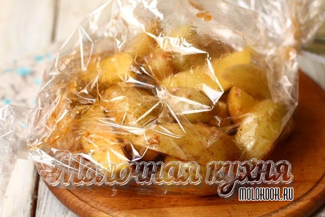 Дольки картошки в рукаве