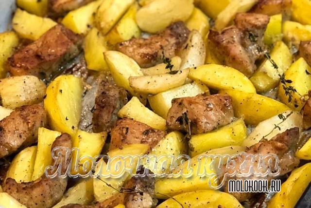 Запеченная картошка с кусочками свинины