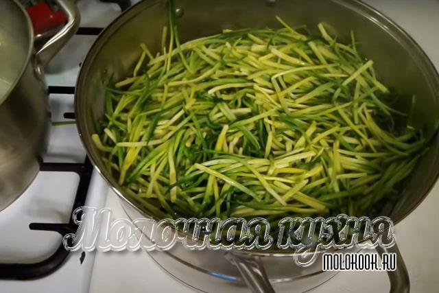 Стебли откинуты на дуршлаг