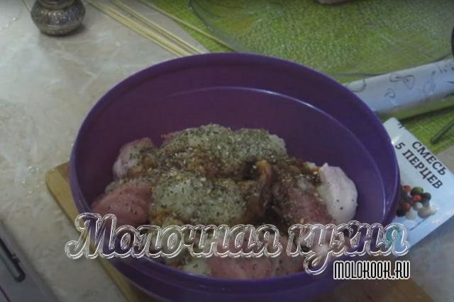 К нарезанному мясу добавлен лук и специи