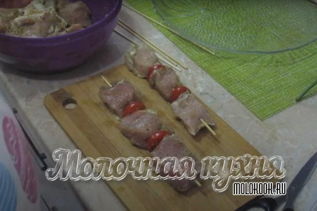Мясо и помидоры нанизаны на шпажки