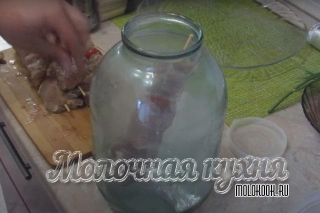 Заполнение банки шашлыком