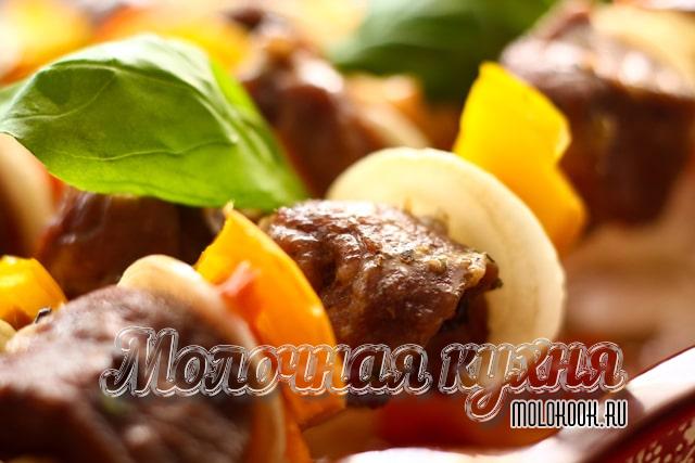 Шашлык с овощами, запеченный в рукаве