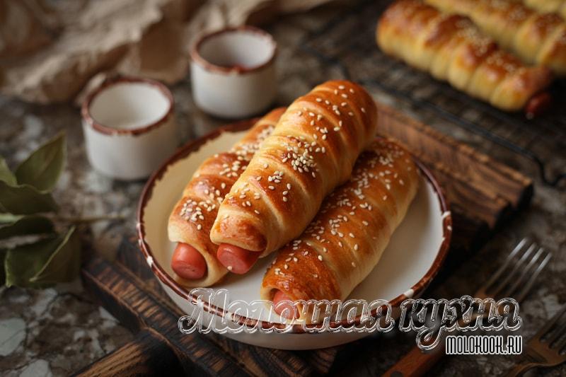 Сосиски в тесте, запеченные в духовке (дрожжевые)