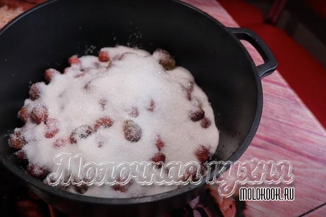 Клубника в кастрюле, засыпана сахаром-песком