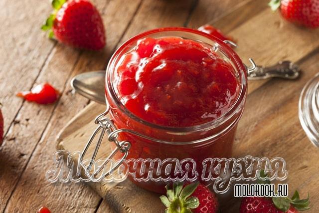 С желатином, на основе протертой клубники