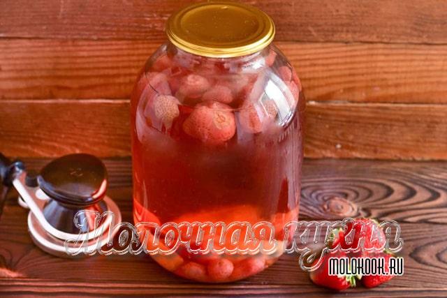 Клубничный компот в 3х-литровой банке