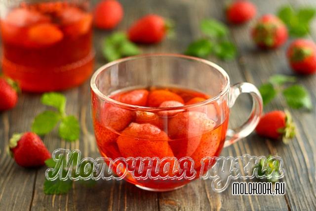 Самый простой рецепт компота из клубники