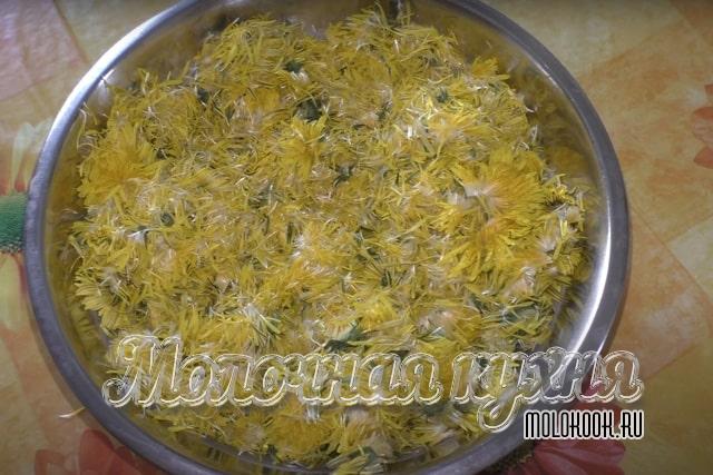 Лепестки одуванчиков в миске