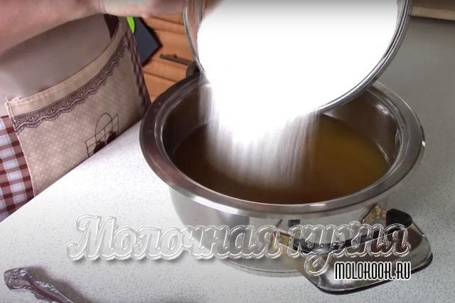 Всыпание сахарного песка