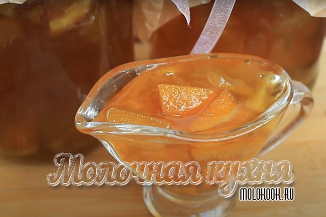 С кусочками лимона и апельсина