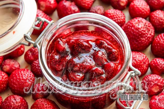 Классическое варенье из целой клубники