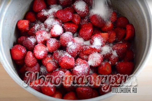 Сахар и клубника в большой кастрюле