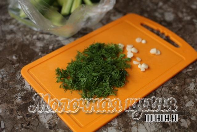 Укроп и чеснок порезаны