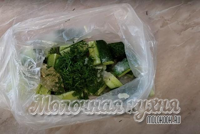 Порезанная зелен укропа добавлена