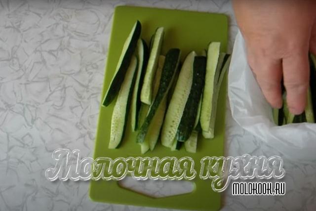 Нарезанные свежие огурцы