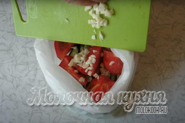 Добавление измльченного чеснока