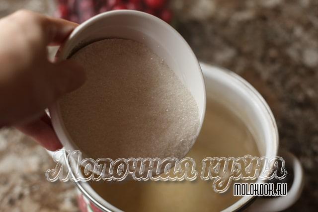 Добавление сахарного песка в воду