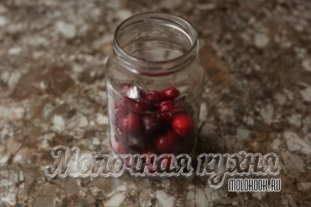 Банка с подготовленой черешней