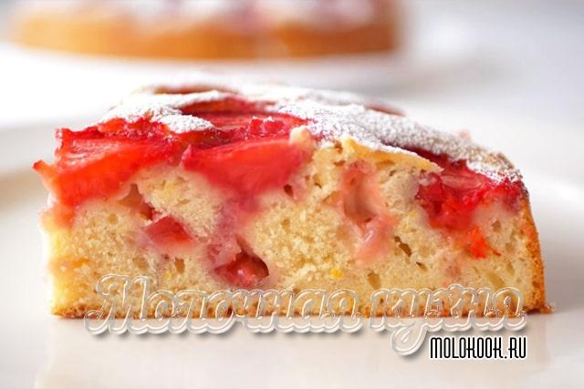 Яблочно-клубнично-банановая шарлотка