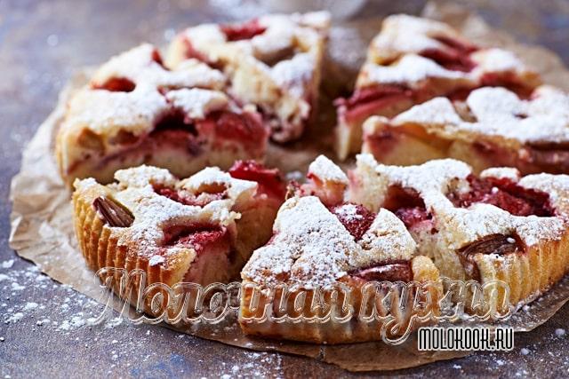 Шарлотка на кефире с клубникой