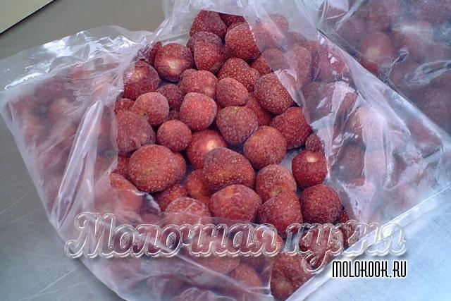 Целая мороженая клубника