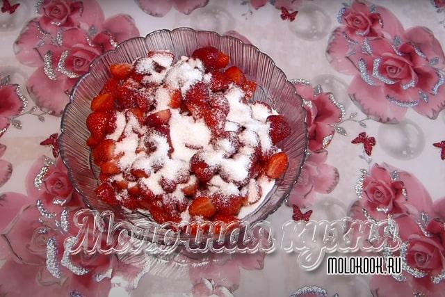 Сахар-песок насыпан