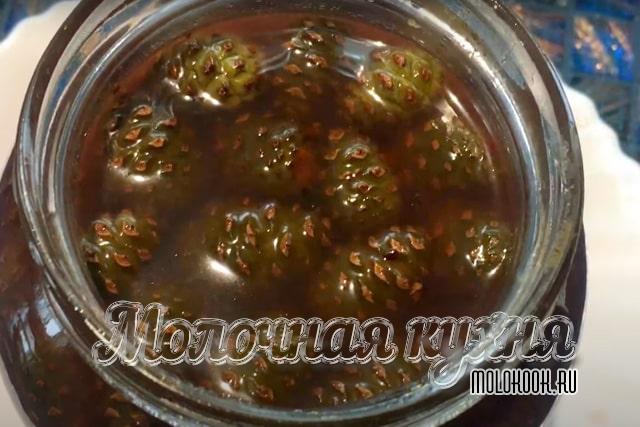 Шишечное варенье в банке