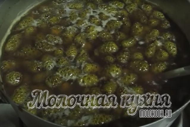 Шишки высыпаны в кастрюлю с сиропом