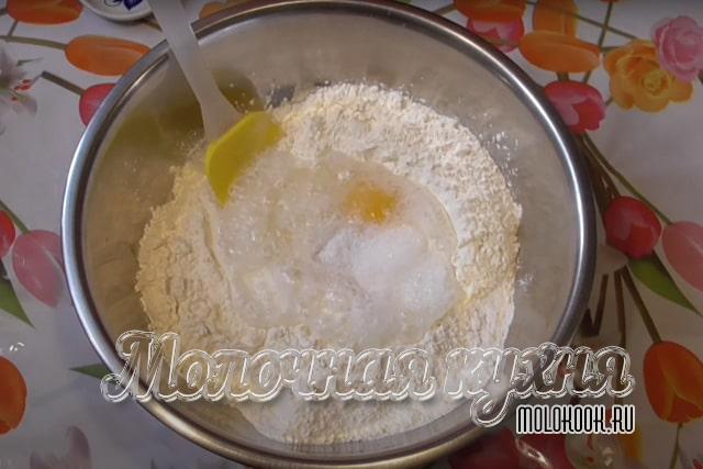 Гашеная сода и яйцо добавлены