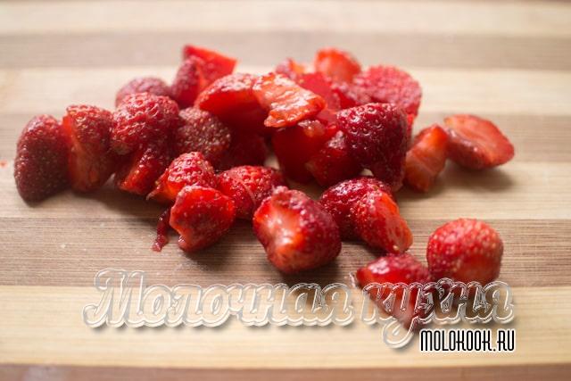 Клубника порезана на кусочки