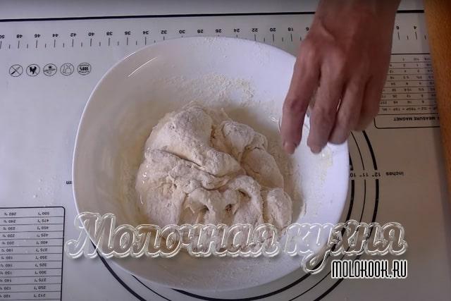 Процесс вымешивания теста