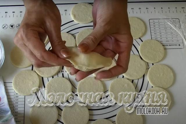 Лепка вареников руками