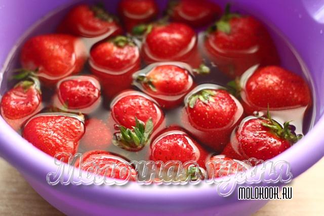 Мытье клубники