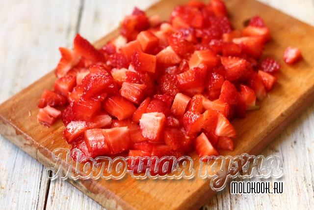 Нарезанная кубиком клубника