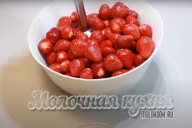 Процесс измельчения клубники