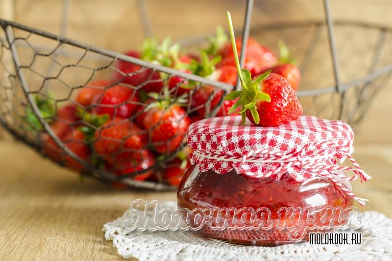 Густой клубничный джем - очень вкусное лакомство
