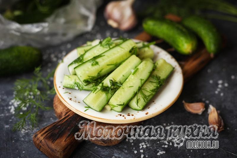 Рецепт малосольных огурцов с чесноком и укропом в пакете