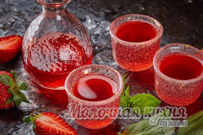 Ароматная клубничная наливка