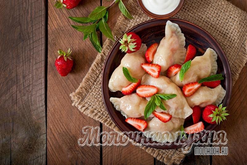 Простой рецепт вареников с клубникой