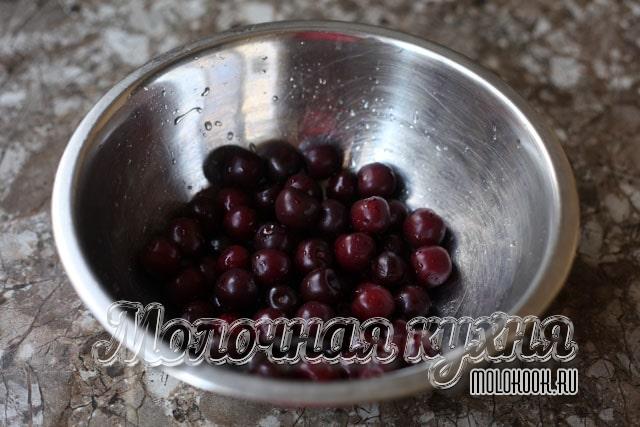 Вымытая и почищенная черешня