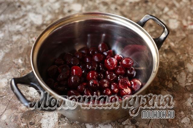 Ягоды высыпана в кастрюлю