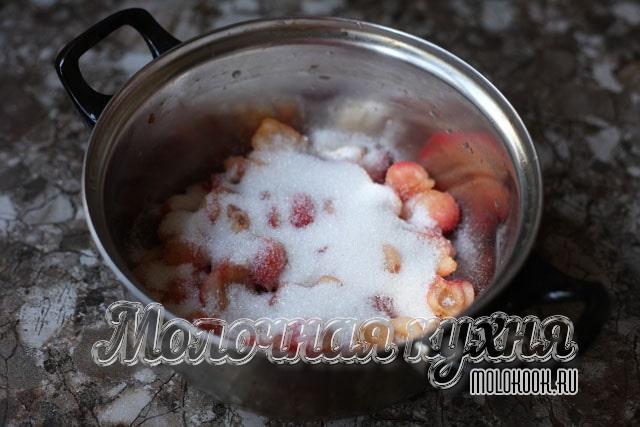 Черешня смешана с сахаром