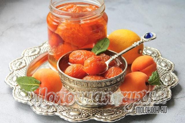 Из целых абрикосов с ядрышками