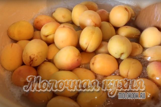 Абрикосы погружены в сироп