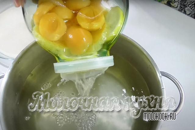 Сливание жидкости в большую кастрюлю