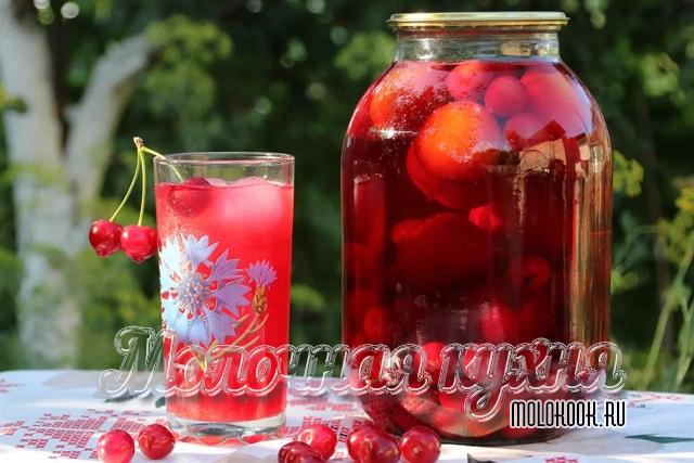 Абрикосовый компот с добавлением вишни на зиму
