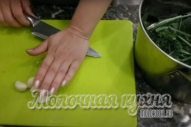 Процесс давки чесночных зубчиков