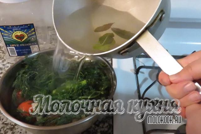 Процесс выливания рассола